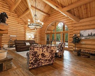 Riverfront Lodge On The Blackfoot - Greenough - Living room