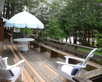 Southwest exposure with river views at this newly decorated Muskoka cottage! - Port Carling - Patio
