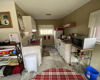 Perfect for two! Less than half mile from Yellowstone. 'Downtown' location. - Gardiner - Kitchen