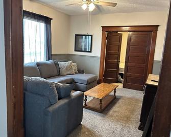 Charming 4-bedroom farmhouse with AC, WiFi near lovely Holton. Beautiful view - Holton - Living room