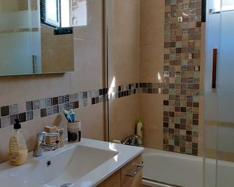 Modern apartment with pool in the heart of El Portil - El Portil - Baño