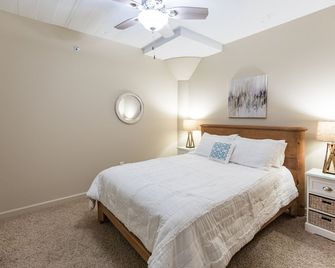 Sandusky Bay Waterfront Views For Four!! - Sandusky - Bedroom