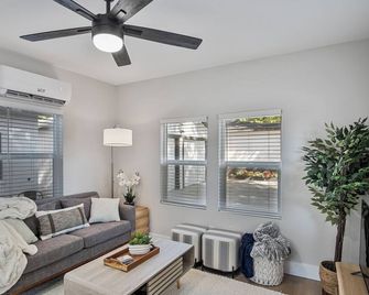 Serene and Stylish Getaway - Modesto, CA - Modesto - Living room