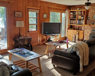 Family Cabin on Beautiful Flathead Lake - Bigfork - Living room