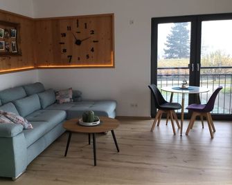 Hochwertig und modern möbliertes 55qm großes Feriendomizil mit Balkon - Dilinga - Sala de estar