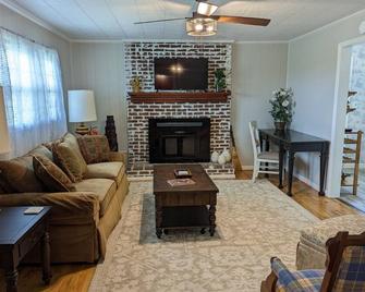 Little Blue Farmhouse - Jonesville - Living room