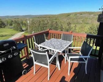 Newly renovated guesthouse with beautiful views - Newfield - Balcón