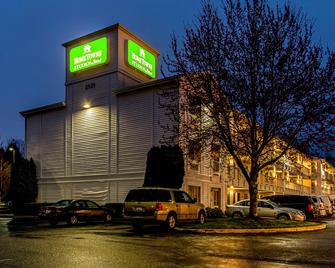 HomeTowne Studios by Red Roof Tacoma - Puyallup - Puyallup - Building