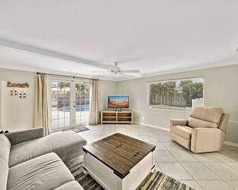 Home Wpool By Pmi Unit Dfs - Deerfield Beach - Living room