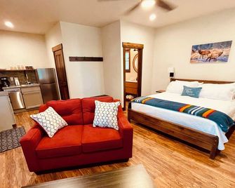 Elk Ridge Village 201B Cozy Cabin with views of Flathead Lake and the mountains - Lakeside - Bedroom