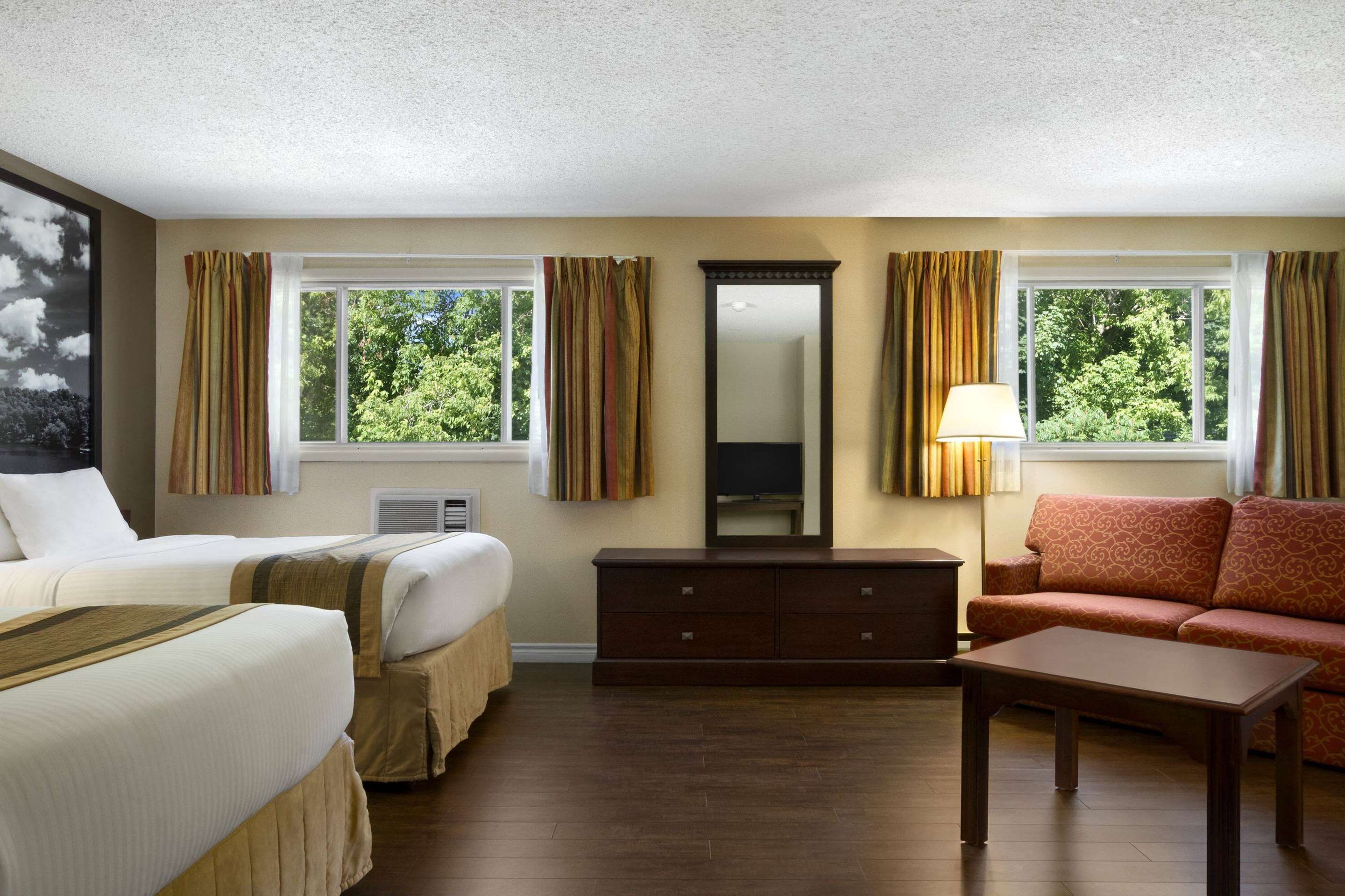Super 8 by Wyndham Brockville - Brockville - Bedroom