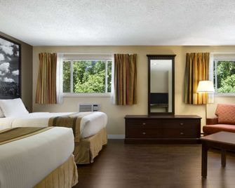 Super 8 by Wyndham Brockville - Brockville - Bedroom