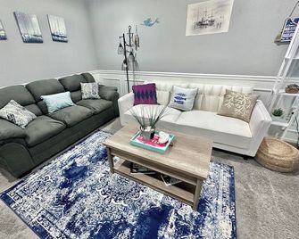 Seafarers Ranch by Lake St Clair! King bed w wifi+ - Clinton Township - Sala de estar