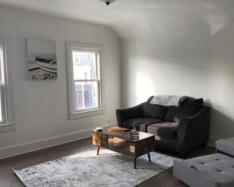 Historic downtown upper loft. 6 blocks to the beach - Two Rivers - Wohnzimmer