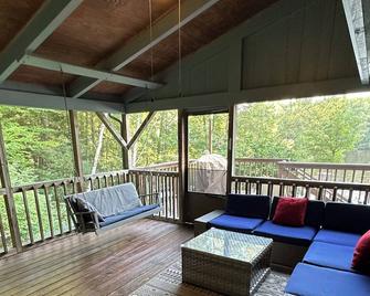 Charming 3-bedroom waterfront house in Harrisville - Harrisville - Balcony