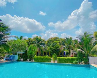 Sea Side Home Resort - Ban Pak Bara - Piscina