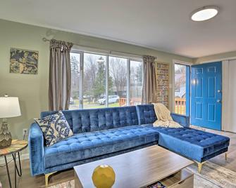 Modern Loch Sheldrake House w/ Updated Yard! - Loch Sheldrake - Living room