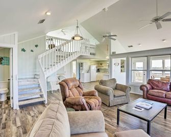 Cozy Waterfront Island House on Live Oak Island! - Crawfordville - Living room