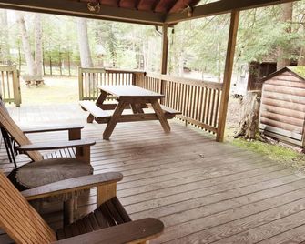 Serene Buckeye Cabin Rental - Vowinckel - Patio