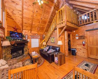 Secluded Escape By Eden Crest - Pigeon Forge - Living room
