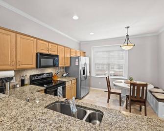 3br Townhome Quiet Family Area In South Park W/ Balcony, Bbq, Work Space, & Wifi - Charlotte - Cocina