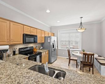 3br Townhome Quiet Family Area In South Park W/ Balcony, Bbq, Work Space, & Wifi - שרלוט - מטבח