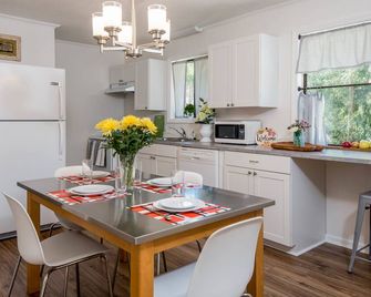 Peaceful cabin near downtown - Hendersonville - Dining room