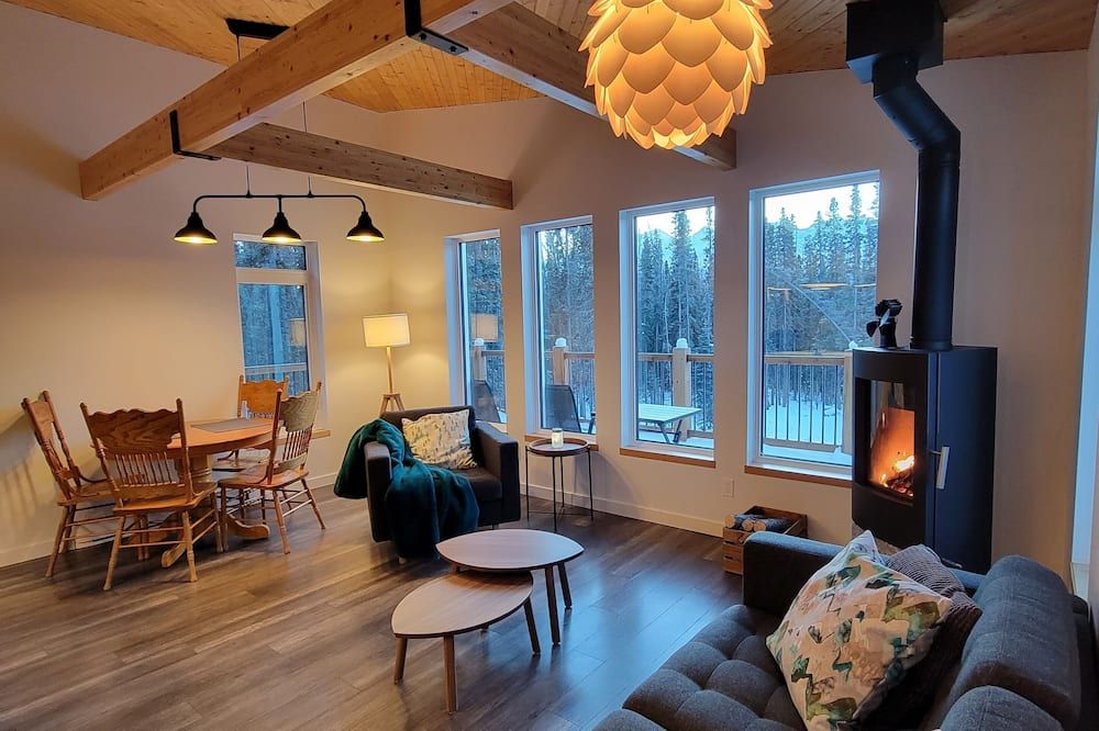 Cozy modern mountain home with views - Haines Junction - Living room