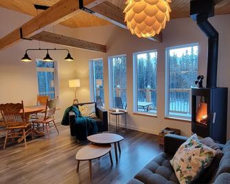 Cozy modern mountain home with views - Haines Junction - Living room