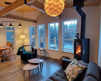 Cozy modern mountain home with views - Haines Junction - Living room