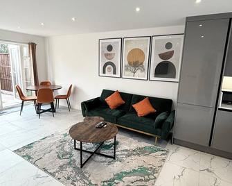 Bvlgaria house - Heathrow airport-Private gated parking - Slough - Living room