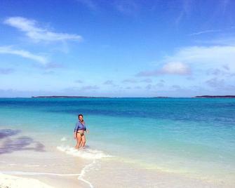 Buttercup Family Cottage beautiful beach, great snorkeling spot across the road - Georgetown - Beach