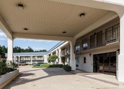 Econo Lodge Grenada - Grenada - Gebouw
