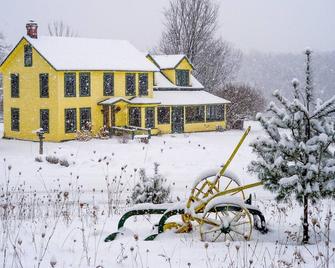 Large Log Cabin in the Heart of the ADKS - Keene - Edificio