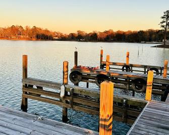 The “in-Law” Lakefront Apartment @ Sunset Estates - Lincoln