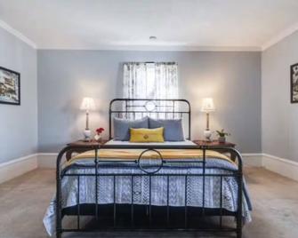 Bluff Springs Farmhouse - Lewisburg