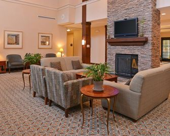 Great Value! Relaxing Retreat In Stafford! Shared Indoor Pool + 24h Business Center - Stafford - Lounge