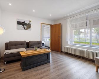 Apartment 'Ferienwohnung Zur Kirche' with Shared Garden and Wi-Fi - Großräschen - Wohnzimmer