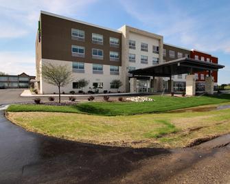 Holiday Inn Express & Suites Fond DU Lac - Fond du Lac - Building