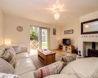 Luxury self catering cottage with swimming pool in the grounds of a Monastery on Loch Ness - Fort Augustus - Salon