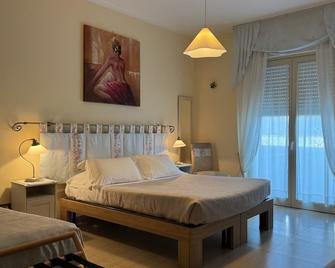 Eremes Rooms & Apartments - Cuneo - Schlafzimmer