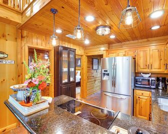 Riverfront Cabin with Outdoor Oasis in Seminary! - Collins - Cocina