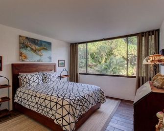 Maluhia Kahakai 2 Bedroom Condo by RedAwning - Hilo - Bedroom