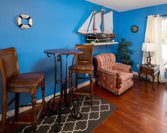 10M From the Ocean! Upper Suite with Amazing Views - Highest Tides in the World - Great Village - Sala de estar