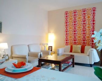 Acierto centro, large flat + terrace + parking + wifi + A / A - El Puerto de Santa María - Living room