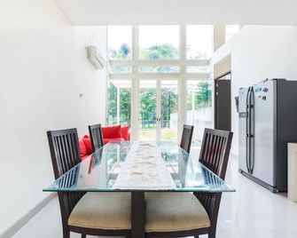 Hotel O Taman Dayu Villa Golf View - Pasuruan - Eetruimte