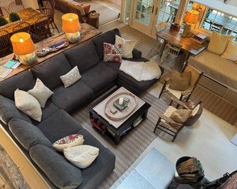 Lake Champlain Great Camp - Rustic Luxury, Sunsets, Lawn, Beach, Amenities! - Colchester - Lounge