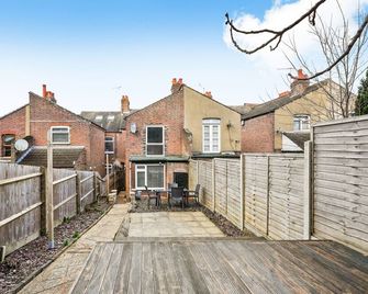 Luton Russell Rise by Homely Spaces - Luton