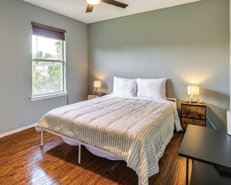 Fish and Hike Pet-Friendly Humble Home with Yard - Humble - Bedroom