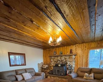 Country Charm Home Just Miles From Capitol Reef National Park & Boulder Mountain - Teasdale - Living room